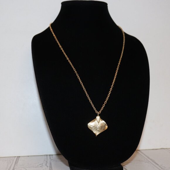 🍂 Gold-Plated Leaf Pendant Necklace · 25" Chain · 1.5" Pendant 🍂 - Picture 4 of 5